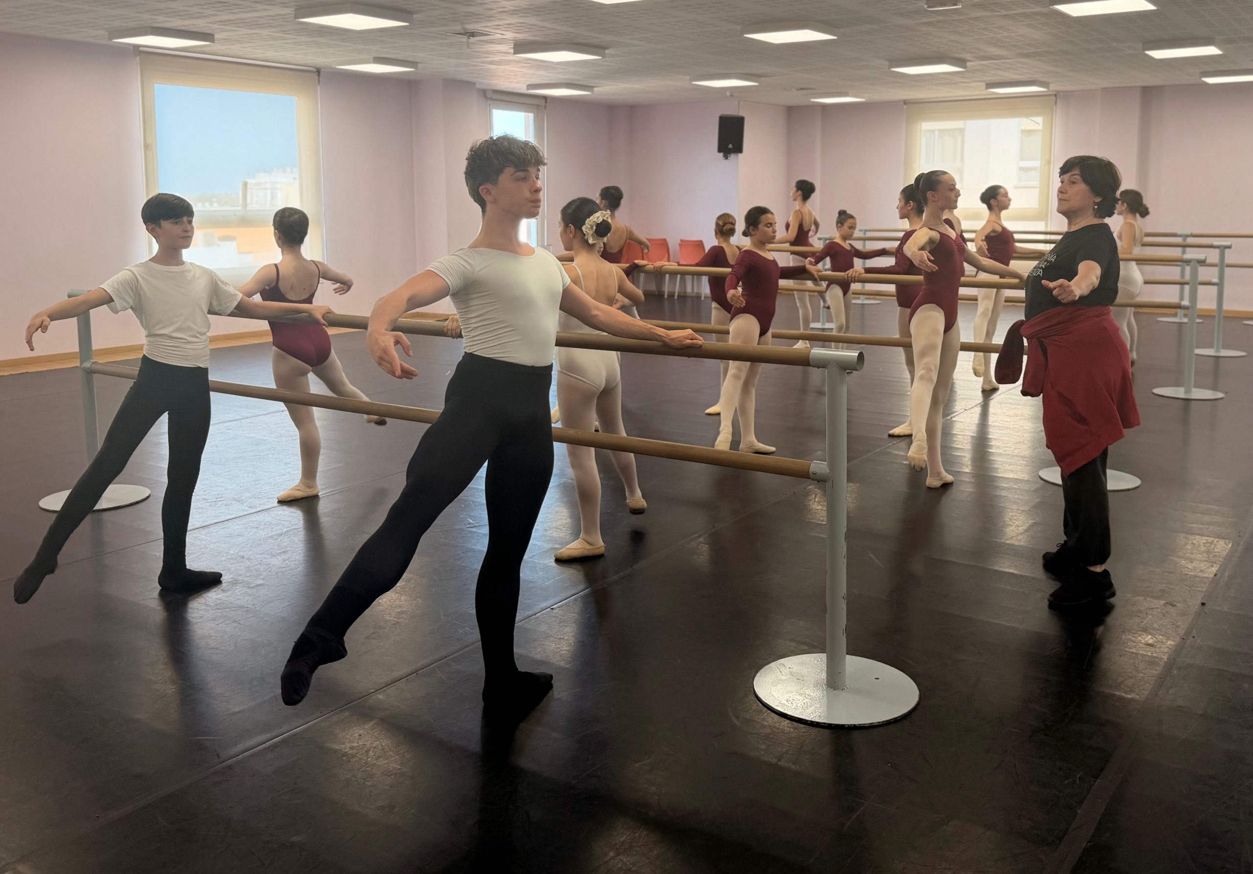 El Centre Municipal de les Arts i el Conservatori Professional de Dansa de València comparteixen experiències a l’aula de Dansa Clàssica