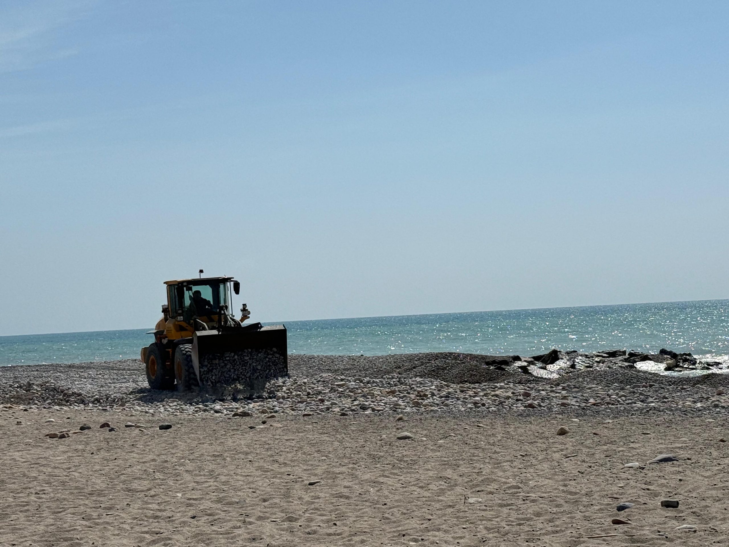 Burriana adequa amb maquinària pesada la platja del Grau