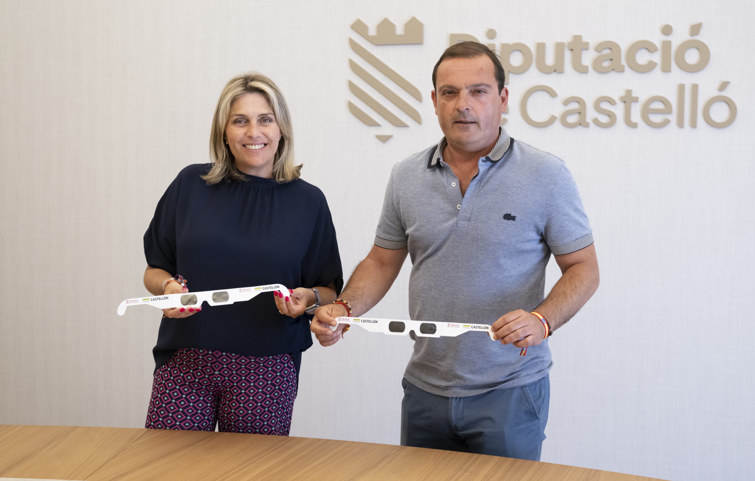 La Diputació de Castelló distribuïx 24.000 ulleres homologades entre 36 municipis amb població inferior a 5.000 habitants per a veure l’eclipsi solar